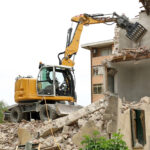Bagger für Abbrucharbeiten - Unterweisung / Arbeitsanweisung Bild-von-Bagger-bei-Abbrucharbeiten