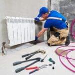 Installateur bei der sicheren Arbeit, der mit Unterweisungen unterwiesen wurde